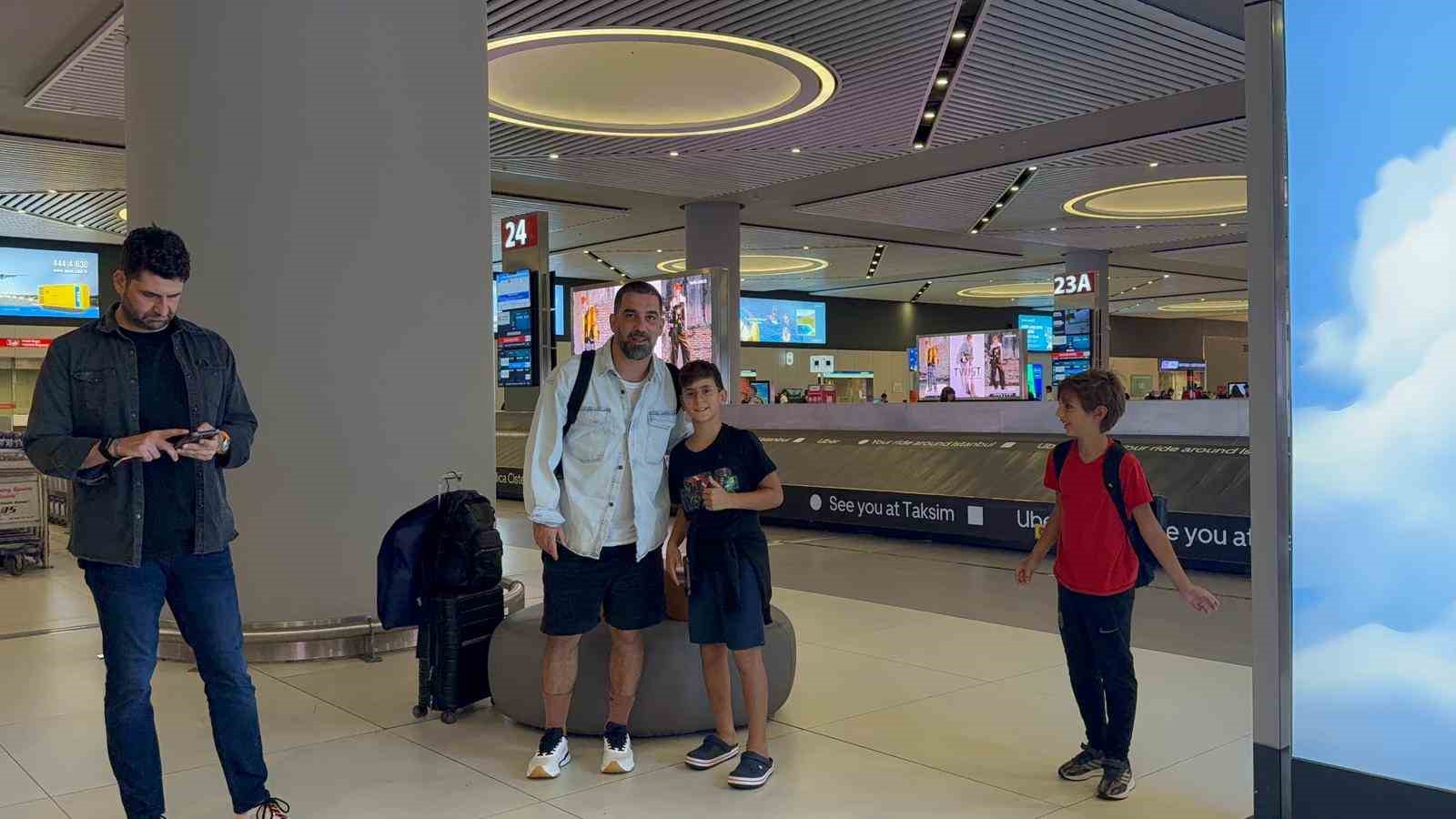 Arda Turan, milli takım arasında Türkiye’ye geldi