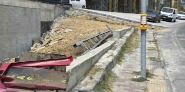 Başakşehir’de araç dükkanlara daldı: Ezilmekten bir adımla kurtuldu