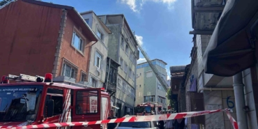 Fatih’te 5 katlı binada korkutan yangın