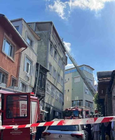 Fatih’te 5 katlı binada korkutan yangın