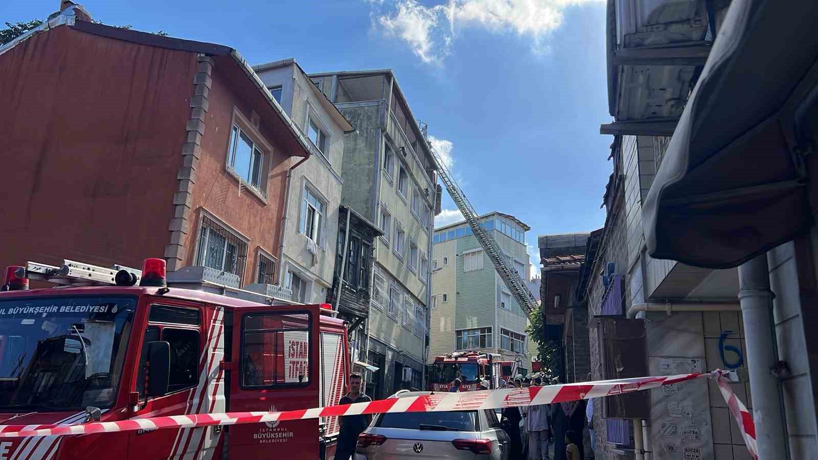 Fatih’te 5 katlı binada korkutan yangın