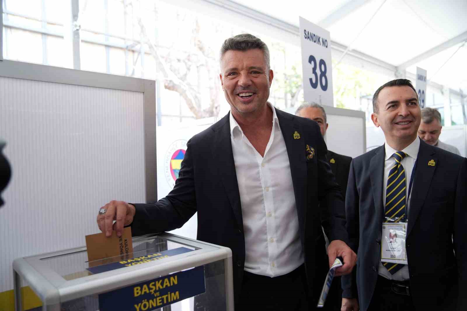 Fenerbahçe Spor Kulübü’nde gerçekleştirilen olağanüstü seçimli genel kurulunda yeni başkan Sadettin Saran seçildi.