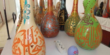 Balıkesirli sanatçı hat yazıları ile süslediği kabakları fuarda sergileyecek
