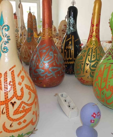 Balıkesirli sanatçı hat yazıları ile süslediği kabakları fuarda sergileyecek