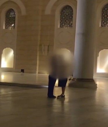 Camide uygunsuz hareketlerde bulunan 2 turist için 1 yıla kadar hapis istemi