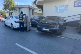 Mankene tahsis edilen araç ‘resmi hizmete mahsustur’ kartıyla trafiğe çıkmıştı, sürücüye ceza kesildi