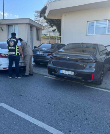 Mankene tahsis edilen araç ‘resmi hizmete mahsustur’ kartıyla trafiğe çıkmıştı, sürücüye ceza kesildi