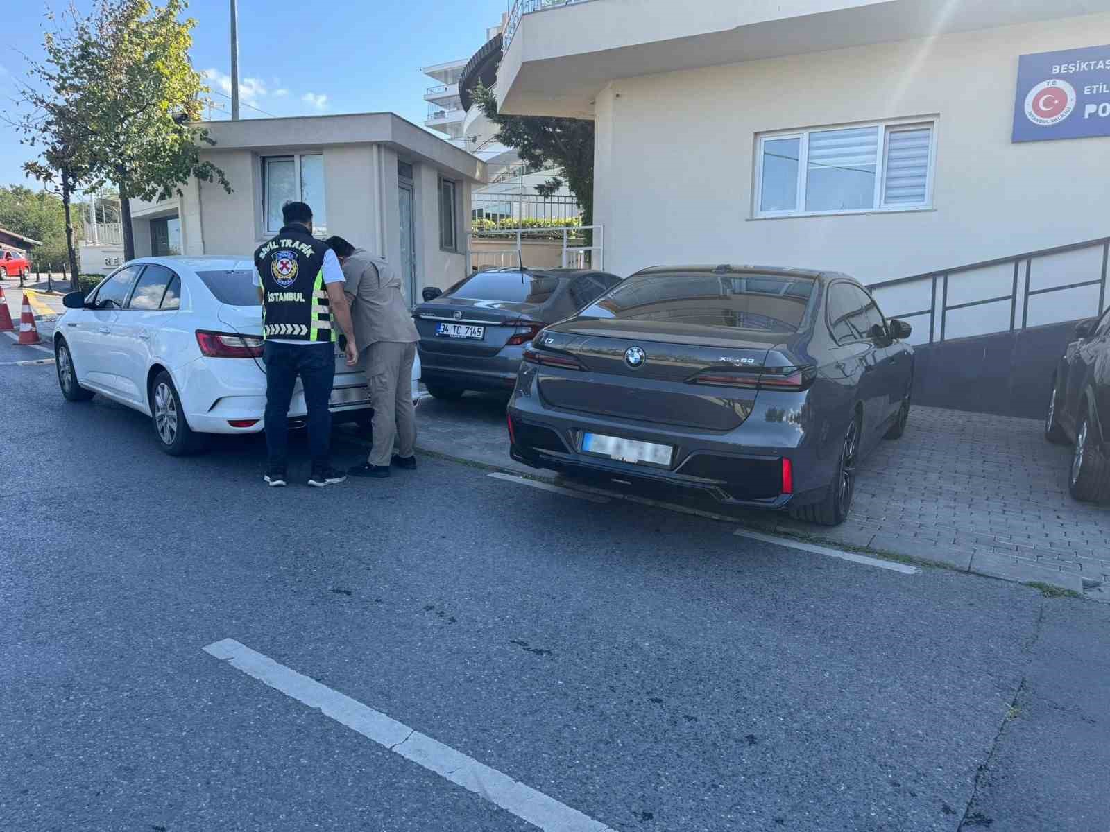 Mankene tahsis edilen araç ‘resmi hizmete mahsustur’ kartıyla trafiğe çıkmıştı, sürücüye ceza kesildi