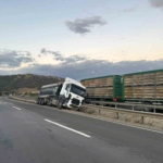 Bilecik’te kontrolden çıkan tır orta refüje çarparken, sürücüsü yaralandı
