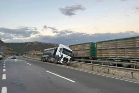 Bilecik’te kontrolden çıkan tır orta refüje çarparken, sürücüsü yaralandı