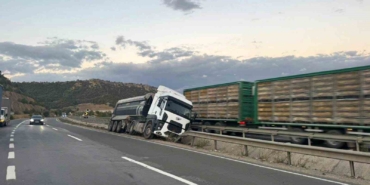 Bilecik’te kontrolden çıkan tır orta refüje çarparken, sürücüsü yaralandı