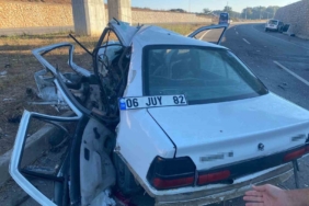 Hafif ticari araç ile çarpışan otomobil hurdaya döndü: 1 ölü, 3 yaralı