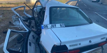 Hafif ticari araç ile çarpışan otomobil hurdaya döndü: 1 ölü, 3 yaralı