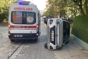 Ataşehir’de otomobil yan yattı: 1 yaralı