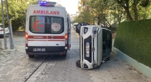 Ataşehir’de otomobil yan yattı: 1 yaralı