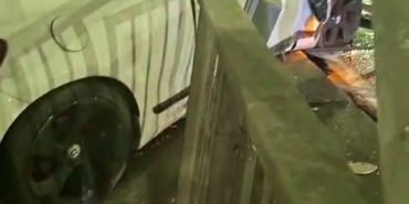 Esenyurt’ta direksiyon hakimiyetini kaybeden sürücü karşı istikamete uçtu: O anlar kamerada