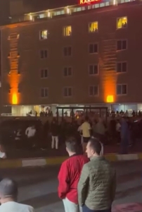 Esenyurt’ta alkollü iki grup arasında çıkan kavga kamerada