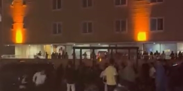 Esenyurt’ta alkollü iki grup arasında çıkan kavga kamerada