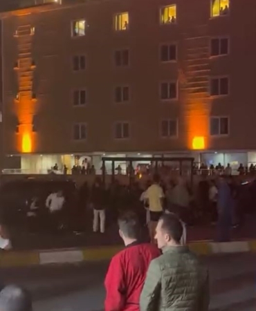 Esenyurt’ta alkollü iki grup arasında çıkan kavga kamerada