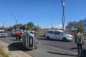 Trafikte bekleyen araca çarpan otomobil yan yattı: 2 yaralı