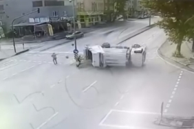 Bursa’da çöp kamyonu refüje girdikten sonra takla attı: Kaza anı kamerada