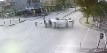 Bursa’da çöp kamyonu refüje girdikten sonra takla attı: Kaza anı kamerada