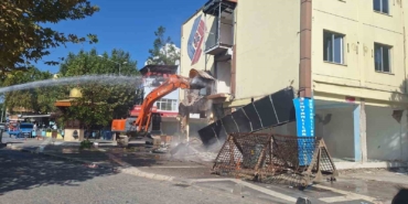 Sındırgı’da depremde hasar alan otel yıkıldı