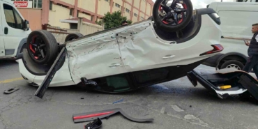 Bahçelievler’de minibüsün çarptığı otomobil ters döndü: 2 yaralı