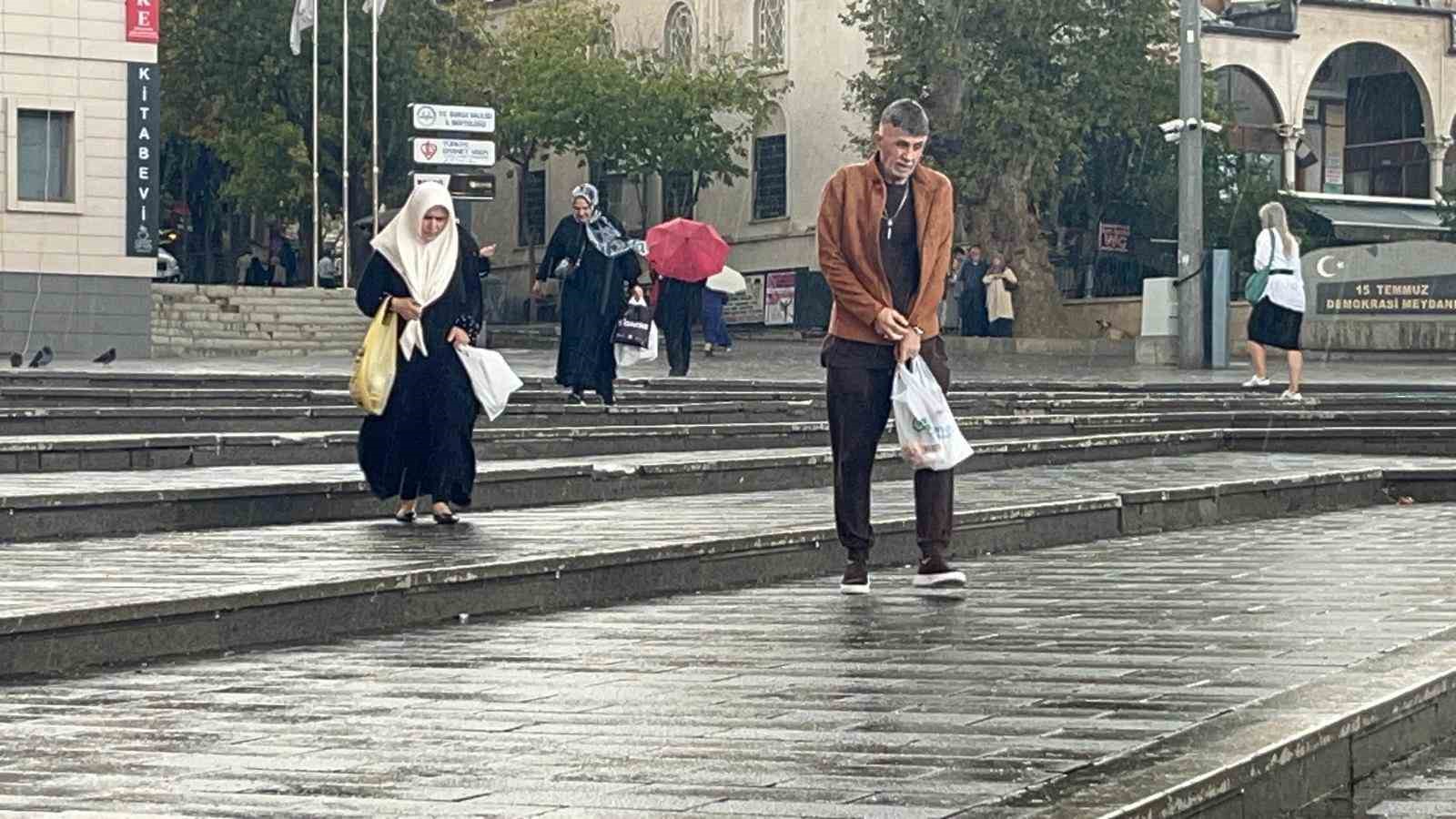 Bursalılar yağmura hazırlıksız yakalandı