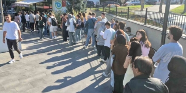 Tekirdağ’da üniversiteliler kart kuyruğunda saatlerce bekledi