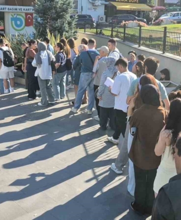 Tekirdağ’da üniversiteliler kart kuyruğunda saatlerce bekledi