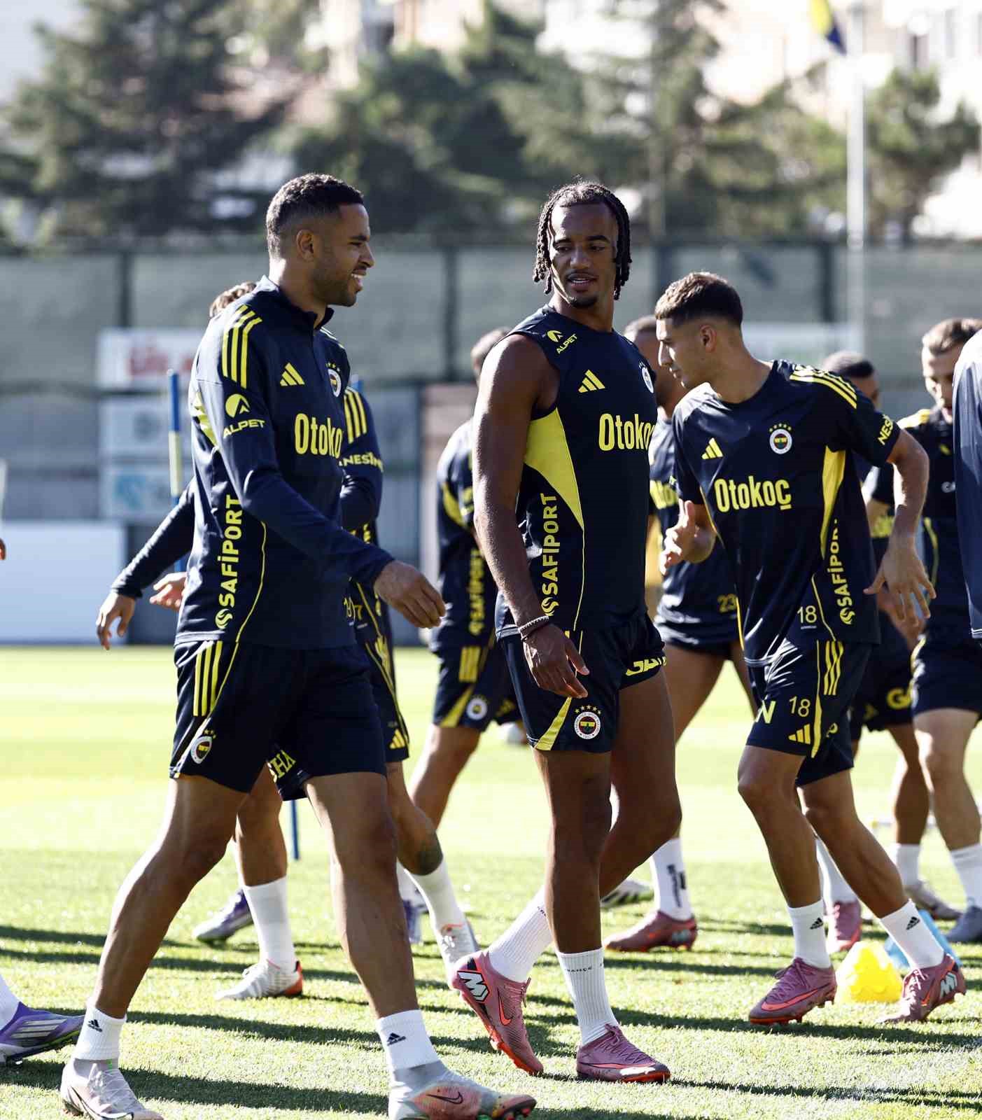 Fenerbahçe, Alanyaspor maçı öncesi kampa girdi