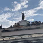 Maltepe’de 3 katlı binanın çatı katı alev alev yandı