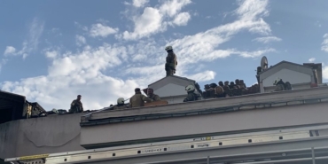 Maltepe’de 3 katlı binanın çatı katı alev alev yandı