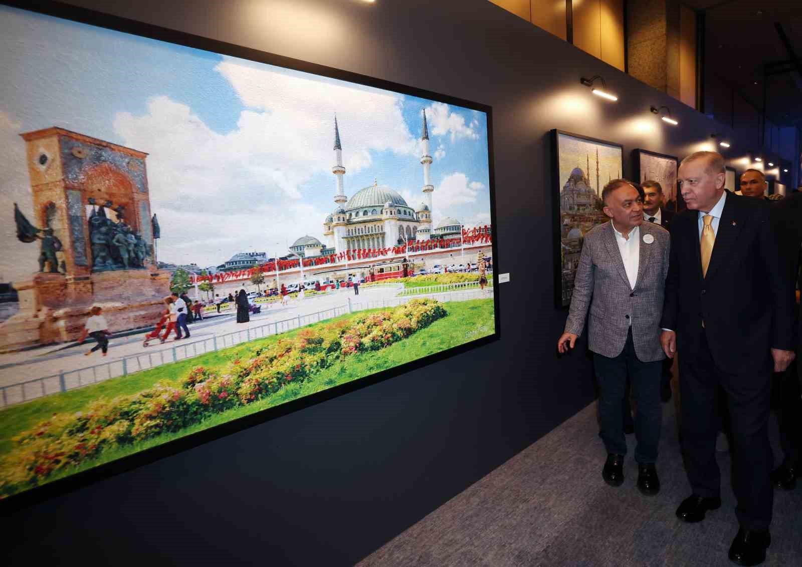Cumhurbaşkanı Erdoğan ’Beş Ressam Bir Şehir Canım İstanbul’ sergisini gezdi