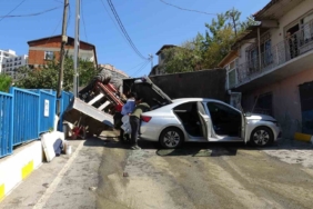 Pendik’te freni tutmayan çekici ortalığı savaş alanına çevirdi: 2 araca ve apartmana çarptı