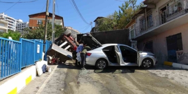 Pendik’te freni tutmayan çekici ortalığı savaş alanına çevirdi: 2 araca ve apartmana çarptı
