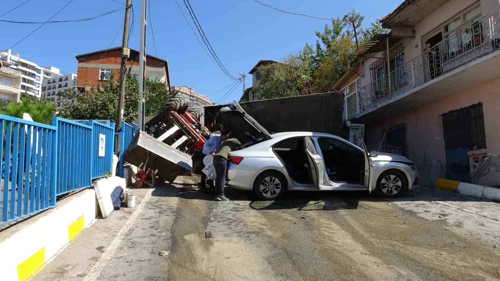Pendik’te freni tutmayan çekici ortalığı savaş alanına çevirdi: 2 araca ve apartmana çarptı