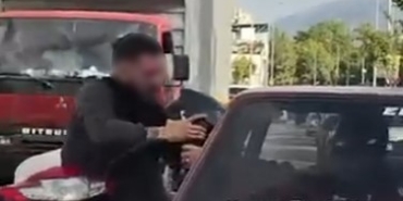 Otomobil sürücüsü dışarıya çıkmayınca motosikletli camdan içeri girmeye çalıştı