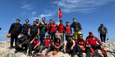 Zaferi zirvede kutladılar