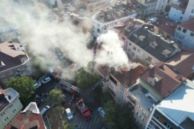 Üsküdar’da çatı yangını yan binaya sıçradı