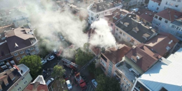 Üsküdar’da çatı yangını yan binaya sıçradı