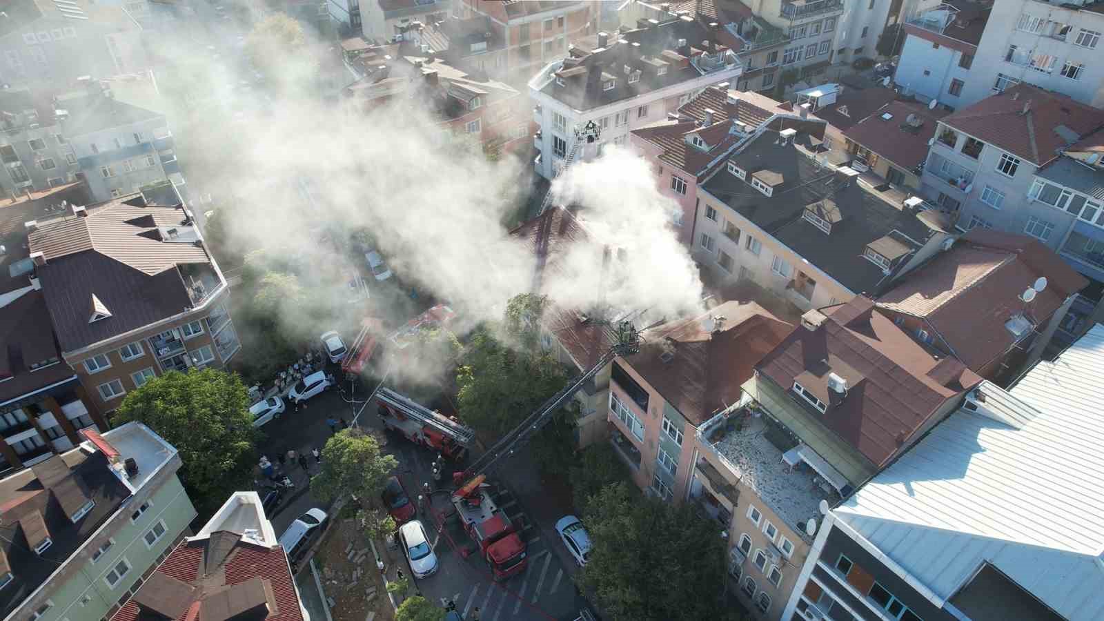 Üsküdar’da çatı yangını yan binaya sıçradı