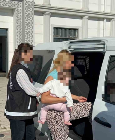 Kocaeli’de 114 suç kaydı bulunan kadın kucağında bebekle adliyeye sevk edildi