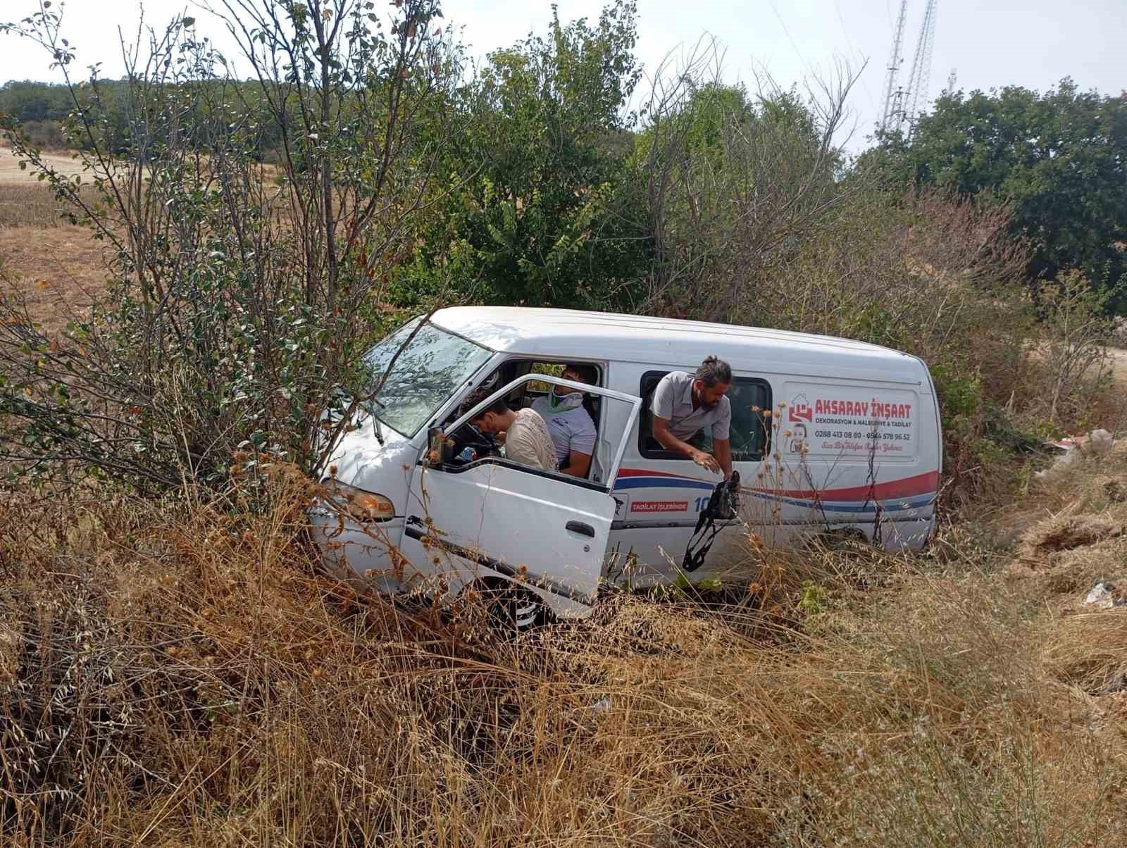 Pınarhisar’da panelvan araç şarampole uçtu: 2 yaralı