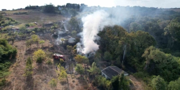 Arnavutköy’de çayırlık alanda çıkan yangın evlere ve ormana sıçradı