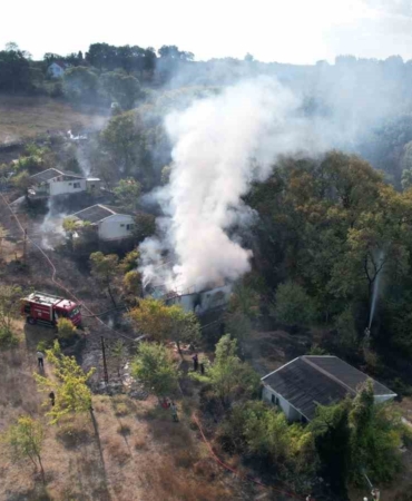 Arnavutköy’de çayırlık alanda çıkan yangın evlere ve ormana sıçradı