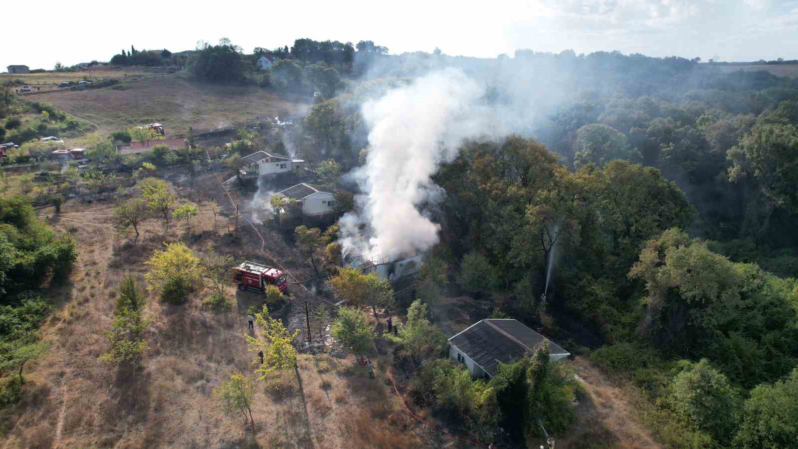 Arnavutköy’de çayırlık alanda çıkan yangın evlere ve ormana sıçradı
