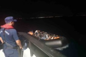 Ayvalık açıklarında 15 düzensiz göçmen yakalandı