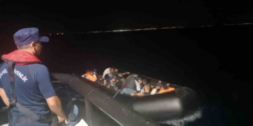 Ayvalık açıklarında 15 düzensiz göçmen yakalandı